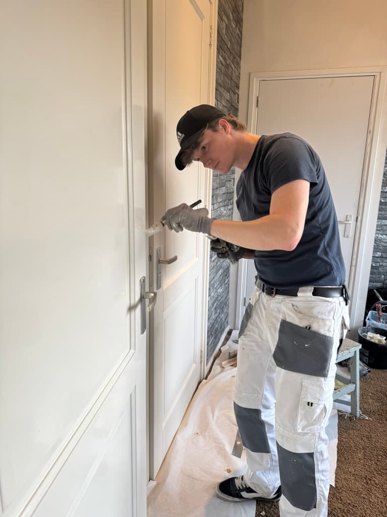 Jos Dees aan het werk - schilderwerk